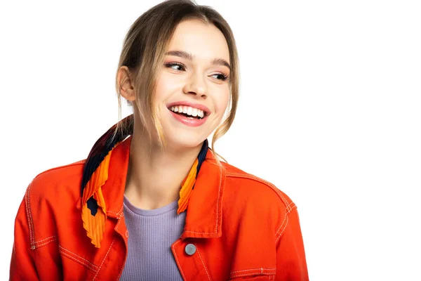 Alegre joven mujer en naranja camisa aislada en blanco - foto de stock