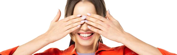 Mujer feliz cubriendo los ojos y sonriendo aislado en blanco, bandera - foto de stock