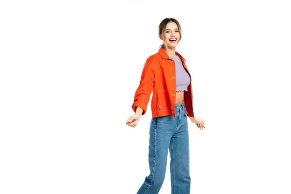 Animado jovem mulher em jeans, top de cultura e camisa laranja isolado em branco — Fotografia de Stock