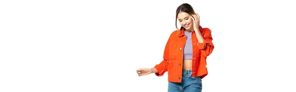 Giovane donna sorridente in jeans, crop top e camicia arancione posa isolata su bianco, striscione — Foto stock
