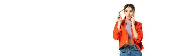 Giovane donna in jeans, crop top e camicia arancione che parla su smartphone isolato su bianco, banner — Foto stock