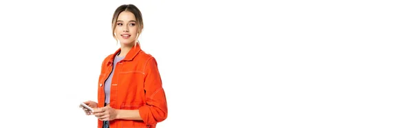 Allegra giovane donna in camicia arancione utilizzando smartphone isolato su bianco, banner — Foto stock