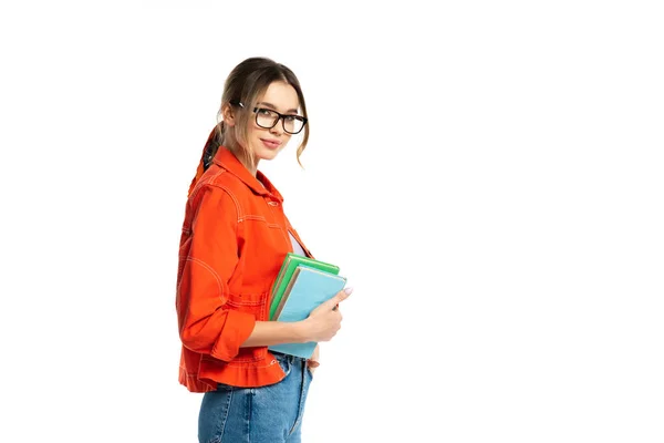 Jeune étudiant en lunettes tenant des livres isolés sur blanc — Photo de stock