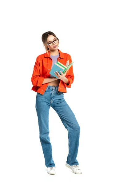 Pleine longueur de jeune étudiant en lunettes lecture livre isolé sur blanc — Photo de stock