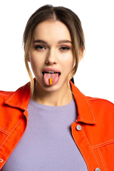 Jovem mulher saindo da língua com cápsula isolada em branco — Fotografia de Stock