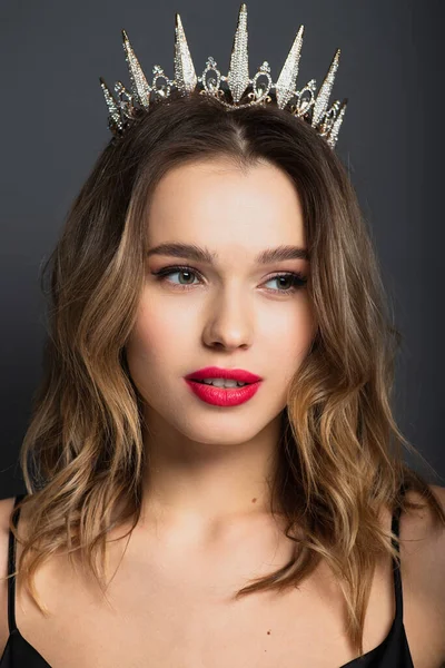 Jeune femme en argent tiare avec diamants sur gris — Photo de stock