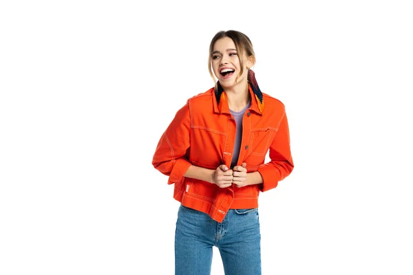 Jeune femme étonnante en jeans bleus et chemise orange posant isolé sur blanc — Photo de stock