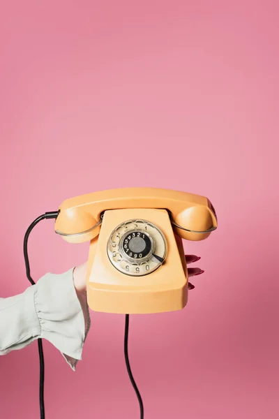 Vista ritagliata del telefono vintage in mano della donna isolata su rosa — Foto stock