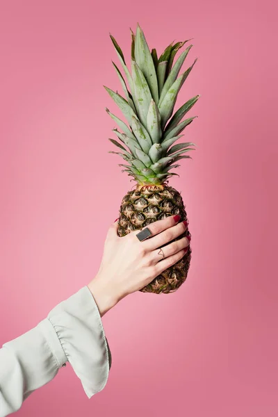 Ausgeschnittene Ansicht einer Frau mit Ringen an den Fingern, die Ananas isoliert auf rosa hält — Stockfoto