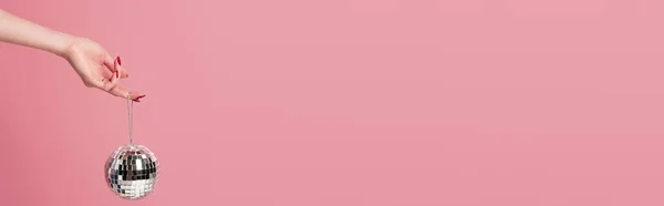 Vue recadrée de la femme tenant la boule disco isolée sur rose, bannière — Photo de stock