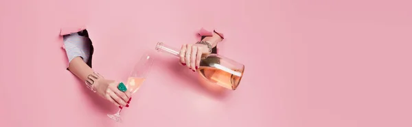 Vista parcial de la mujer vertiendo champán en agujeros de fondo rosa con espacio para copiar, pancarta - foto de stock