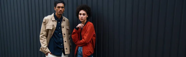 Elegante casal afro-americano posando fora, bandeira — Fotografia de Stock