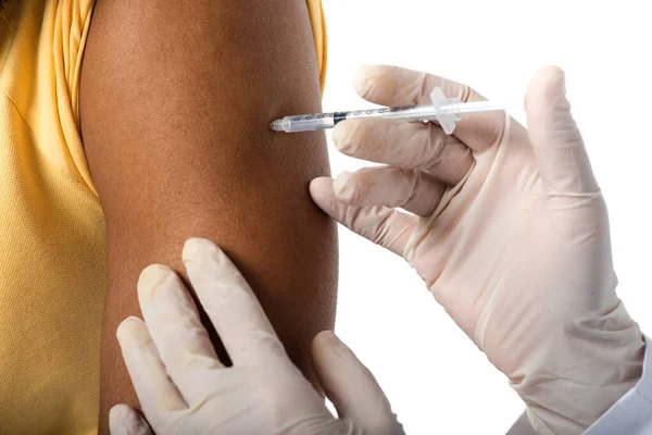 Vista ritagliata del medico in guanti di lattice che fa la vaccinazione dell'uomo afroamericano isolato su bianco — Foto stock