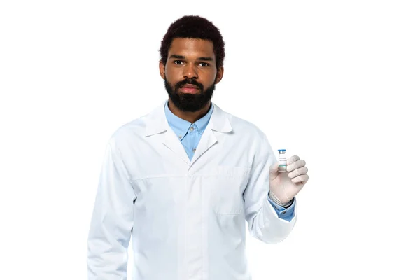 Médico afroamericano sosteniendo frasco con vacuna aislada en blanco — Stock Photo