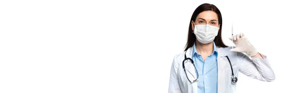 Medico in maschera medica e guanto di lattice contenente siringa con vaccino isolato su bianco, banner — Foto stock