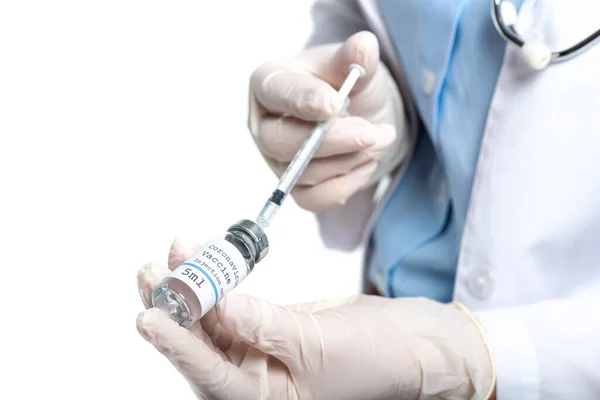 Обрізаний вид лікаря в латексних рукавичках, що тримає банку з вакциною та шприцом ізольовані на білому — стокове фото