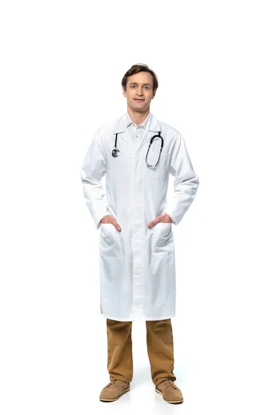 Dottore in cappotto bianco guardando la fotocamera su sfondo bianco — Foto stock