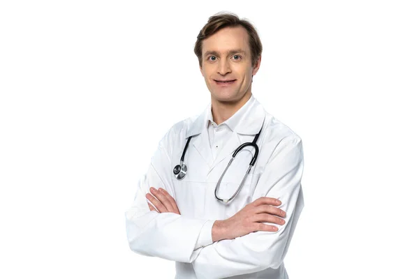 Médico sonriente de bata blanca con estetoscopio mirando a la cámara aislada en blanco - foto de stock