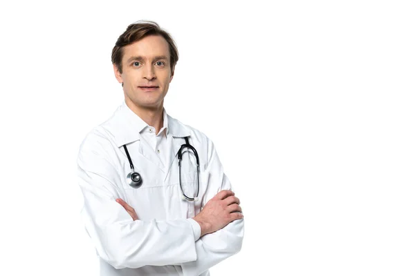 Arzt mit verschränkten Armen blickt isoliert auf weiße Kamera — Stockfoto