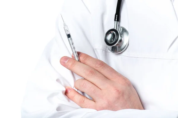 Vista recortada del médico con estetoscopio que sostiene la jeringa aislada en blanco - foto de stock