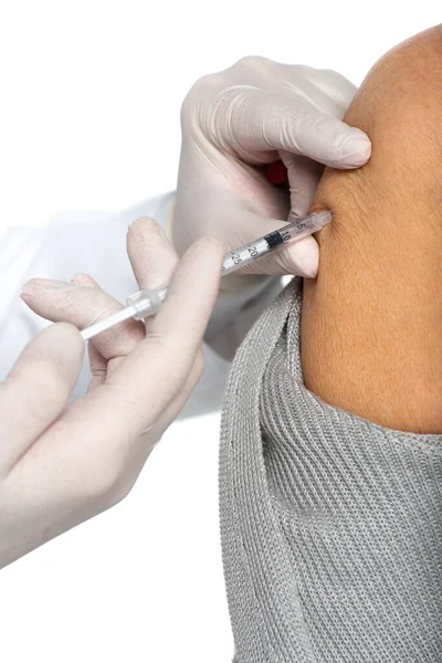 Vista ritagliata del medico che effettua la vaccinazione del paziente anziano isolato su bianco — Foto stock