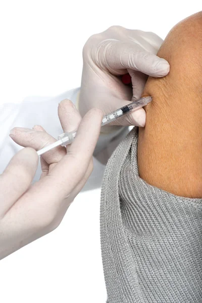 Vista recortada del médico vacunando a un paciente mayor aislado en blanco - foto de stock