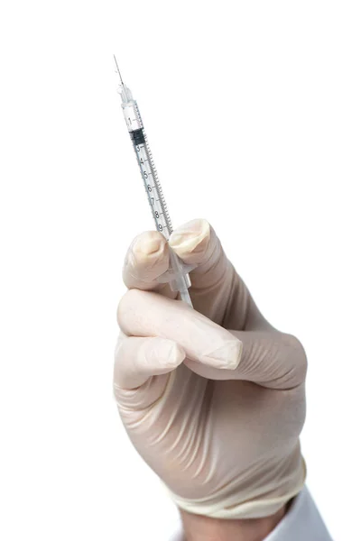 Vista recortada de la mano del médico en guante de látex con jeringa aislada en blanco - foto de stock