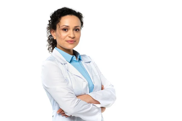 Médecin afro-américain aux bras croisés isolé sur blanc — Photo de stock