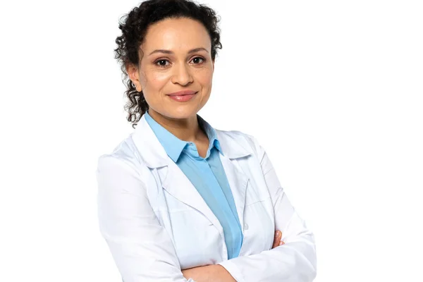Médecin afro-américain positif en manteau blanc regardant la caméra isolée sur blanc — Photo de stock