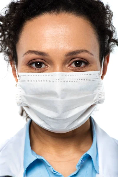 Medico afroamericano in maschera medica isolato su bianco — Foto stock