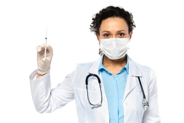 Medico afroamericano in maschera medica contenente siringa con vaccino isolato su bianco — Foto stock