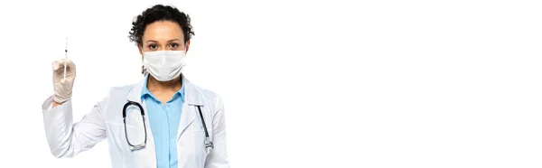 Médecin afro-américain en masque médical et seringue en latex isolée sur blanc, bannière — Photo de stock
