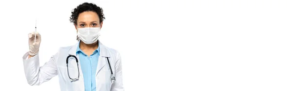 Medico afroamericano in maschera medica e guanto di lattice con siringa isolata su bianco, banner — Foto stock