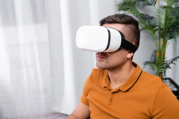 Joven juego en vr auriculares en casa - foto de stock