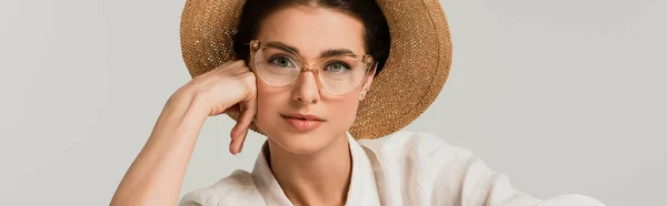 Jovem mulher em chapéu de palha e óculos isolados em branco, banner — Fotografia de Stock