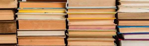 Mucchio di libri diversi in copertina rigida, banner — Foto stock