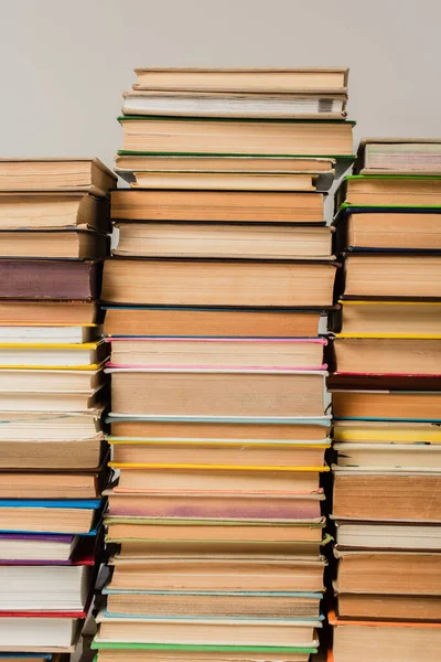 Pila de diferentes libros en tapa dura aislado en blanco - foto de stock