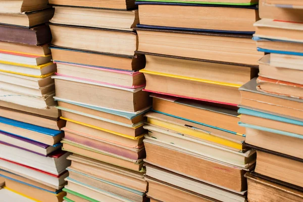 Stapel verschiedener Bücher im Hardcover — Stockfoto