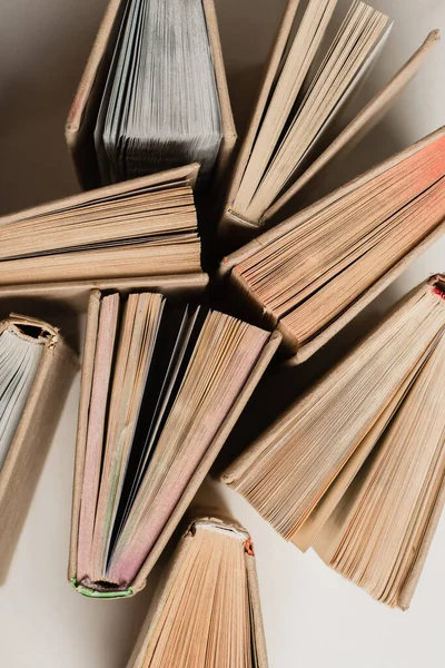 Draufsicht auf Stapel verschiedener Bücher in Hardcover auf weiß — Stockfoto