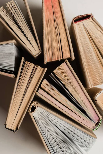 Draufsicht auf Stapel verschiedener Bücher in Hardcover auf Weiß — Stockfoto