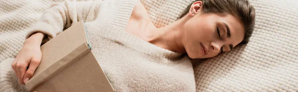 Vue du dessus de la jeune femme dormant avec livre sur le lit, bannière — Photo de stock