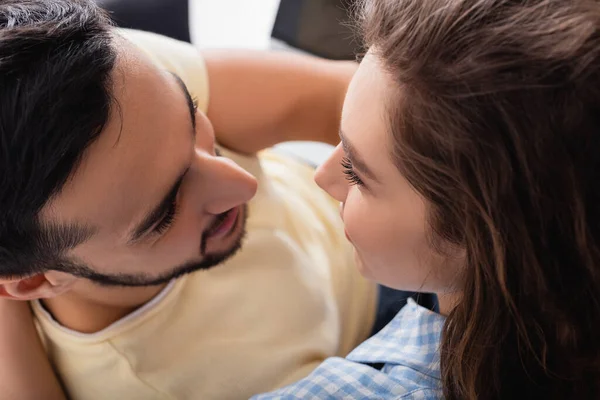 Hochwinkel-Ansicht eines interrassischen Paares, das sich gegenseitig ansieht — Stockfoto