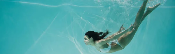 Graziosa donna in costume da bagno bianco immersioni in piscina, banner — Foto stock