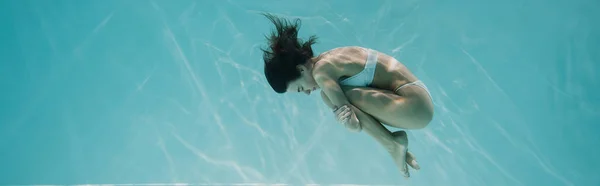 Friedliche junge Frau in weißer Badebekleidung schwimmt im Pool, Banner — Stockfoto