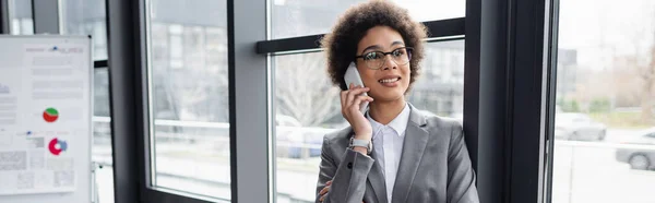Curly Africano americano empresária falando no celular, banner — Fotografia de Stock