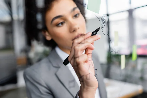 Carte sur panneau de verre près floue femme d'affaires afro-américaine avec marqueur — Photo de stock