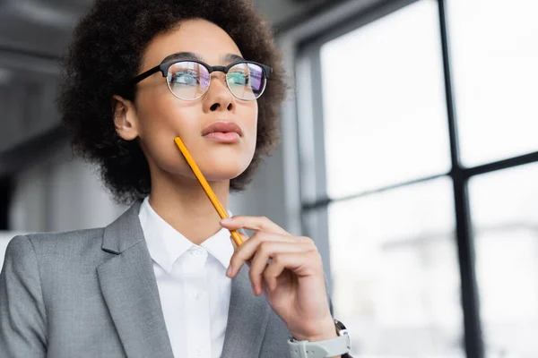 Blick auf einen afrikanisch-amerikanischen Manager mit Bleistift, der wegschaut — Stockfoto