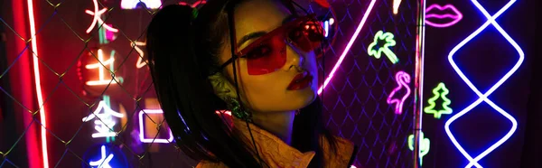 Модная молодая азиатка в солнцезащитных очках, смотрящая в камеру, баннер — стоковое фото