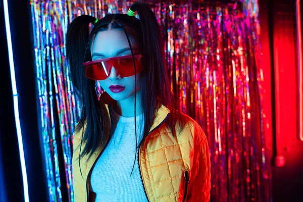 Young asian woman in red sunglasses looking at camera outdoors — Photo de stock