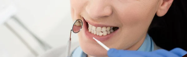 Vista de perto dos dentes dentários examinando com sonda e espelho na clínica odontológica, banner — Fotografia de Stock